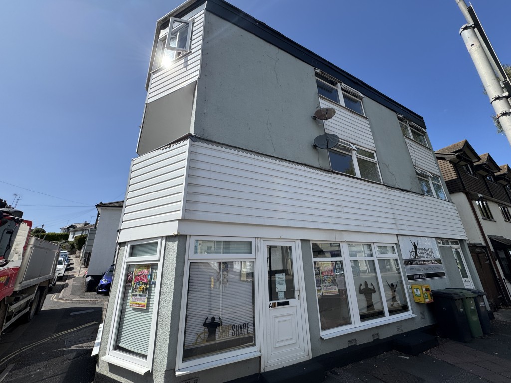 Lot: 68 - MIXED USE INVESTMENT CLOSE TO THE TOWN CENTRE - External view of the property